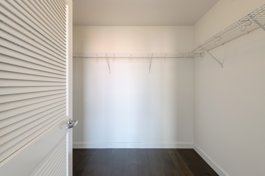 16_walk_in_closet