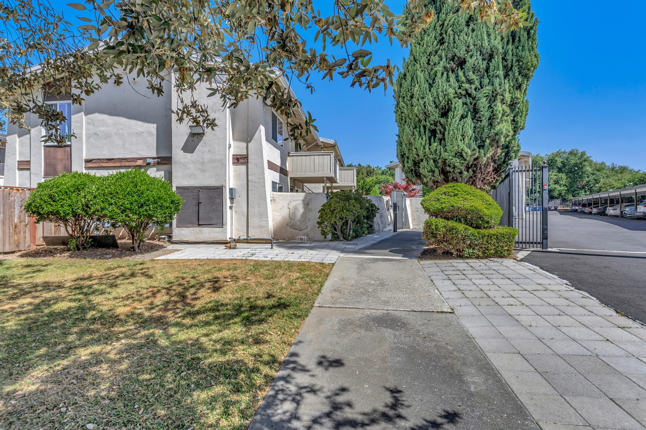 F8_46728CrawfordStreet_005