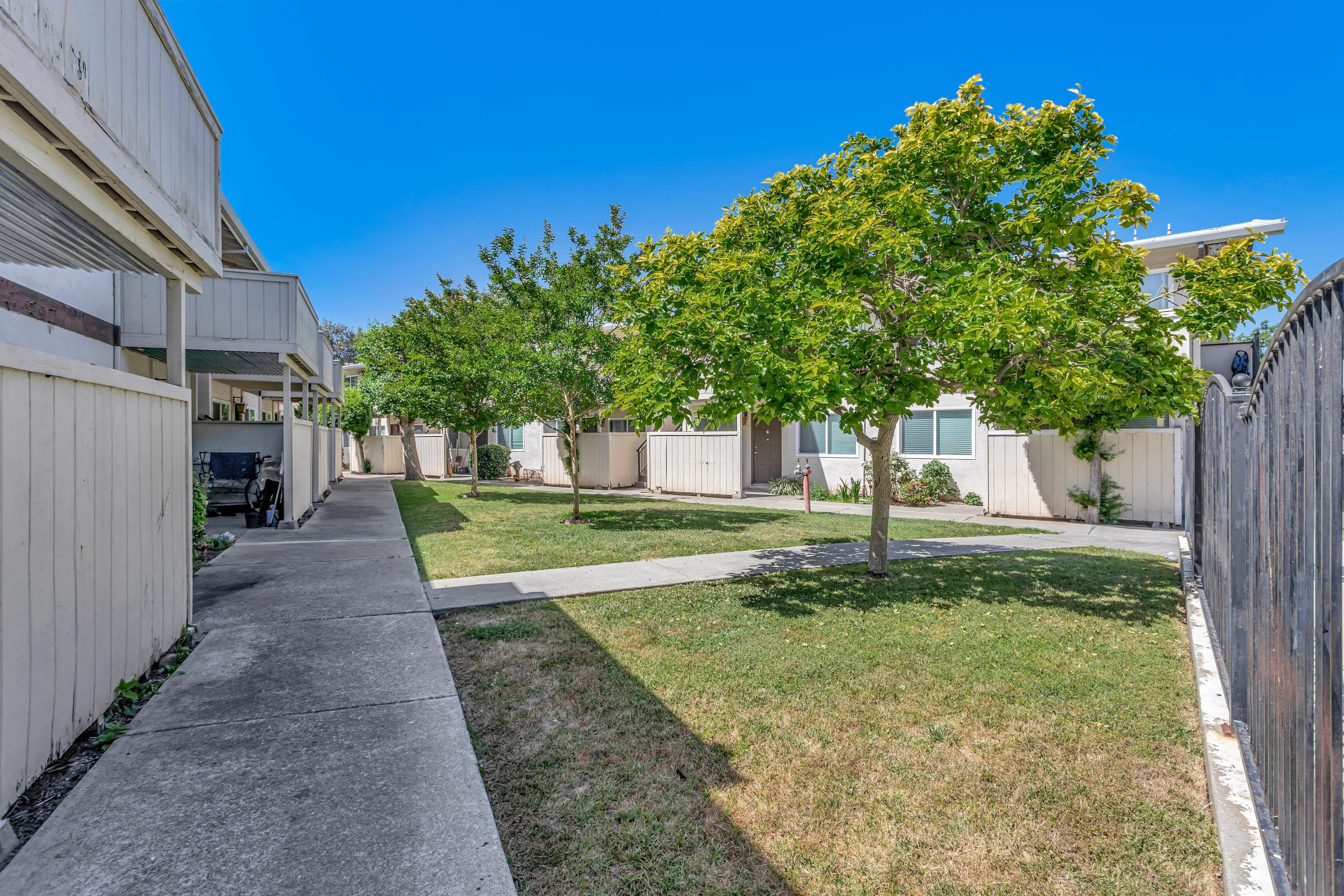F8_46728CrawfordStreet_006