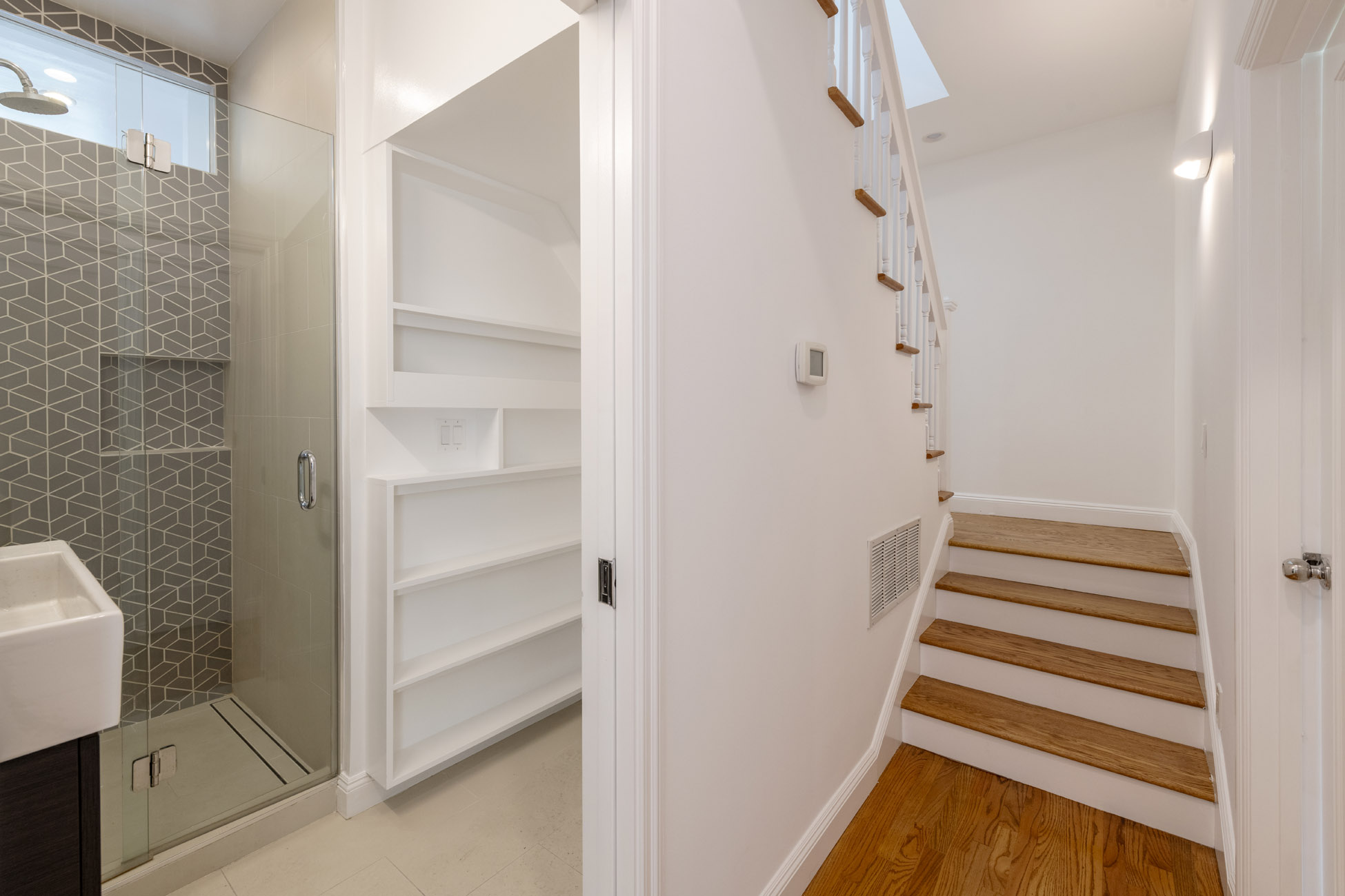 13_hall_bath