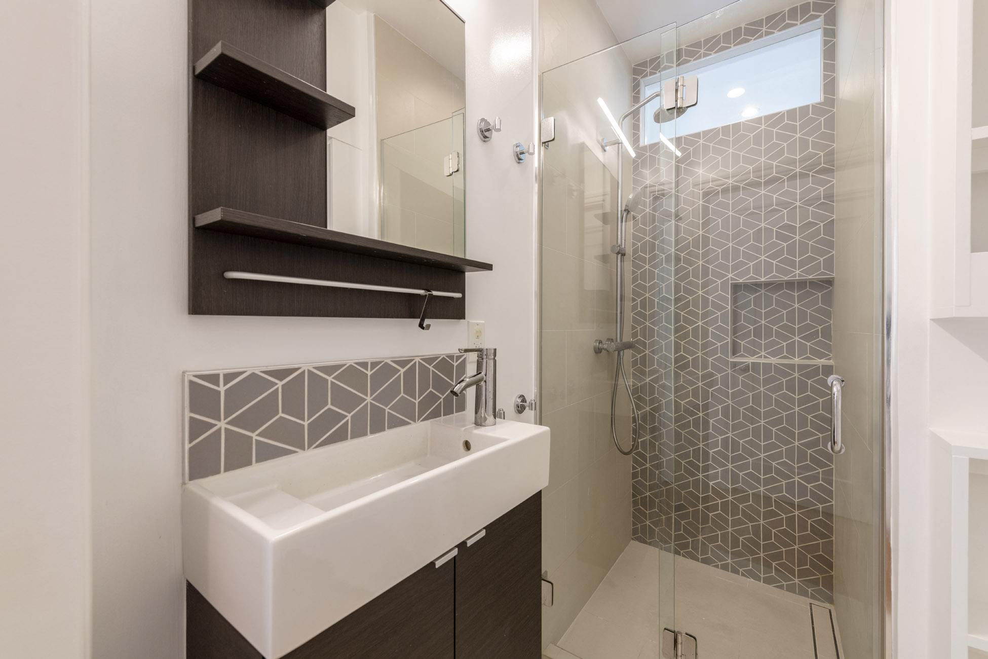 14_hall_bath