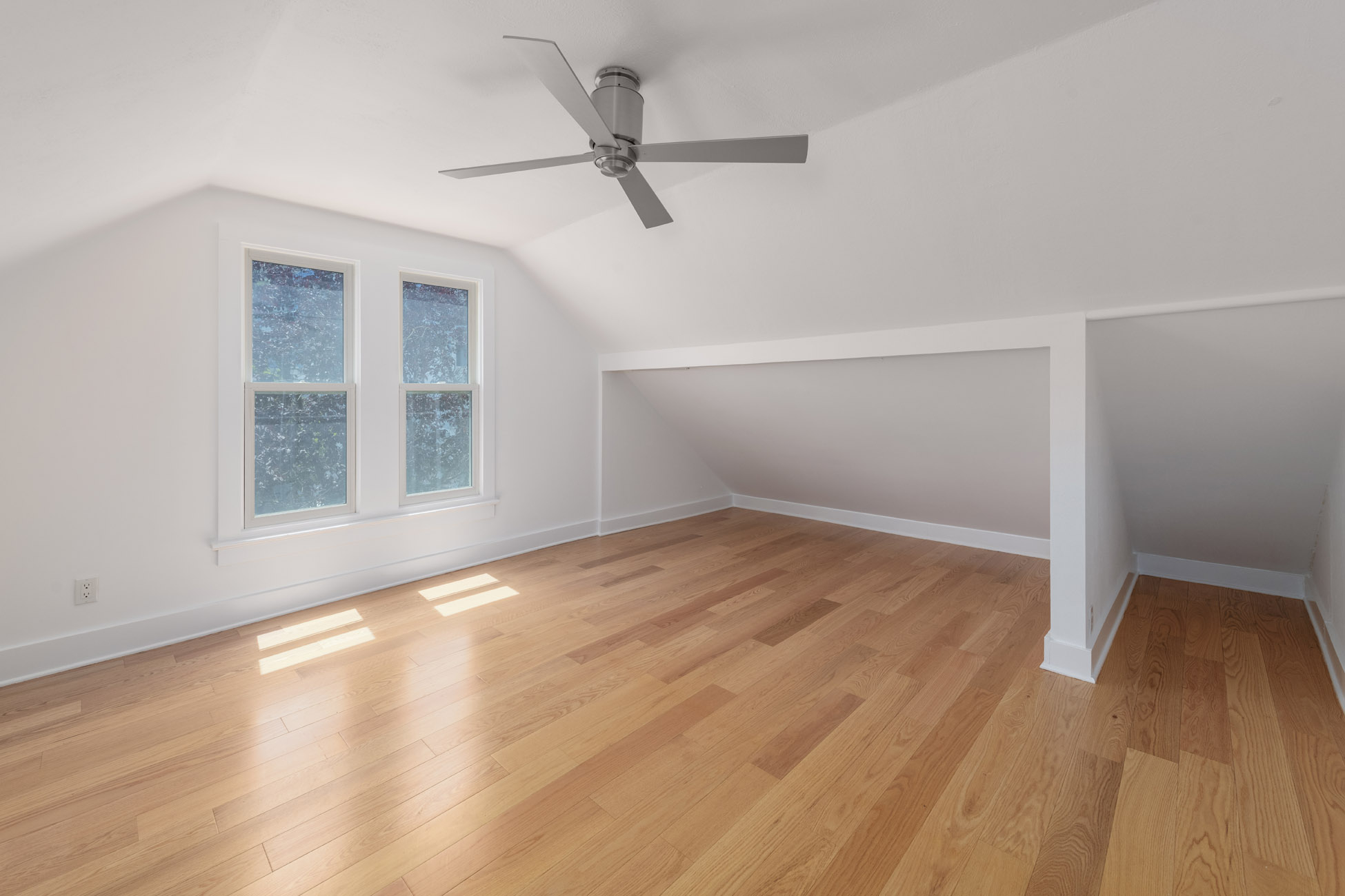 21_upper_bedroom1