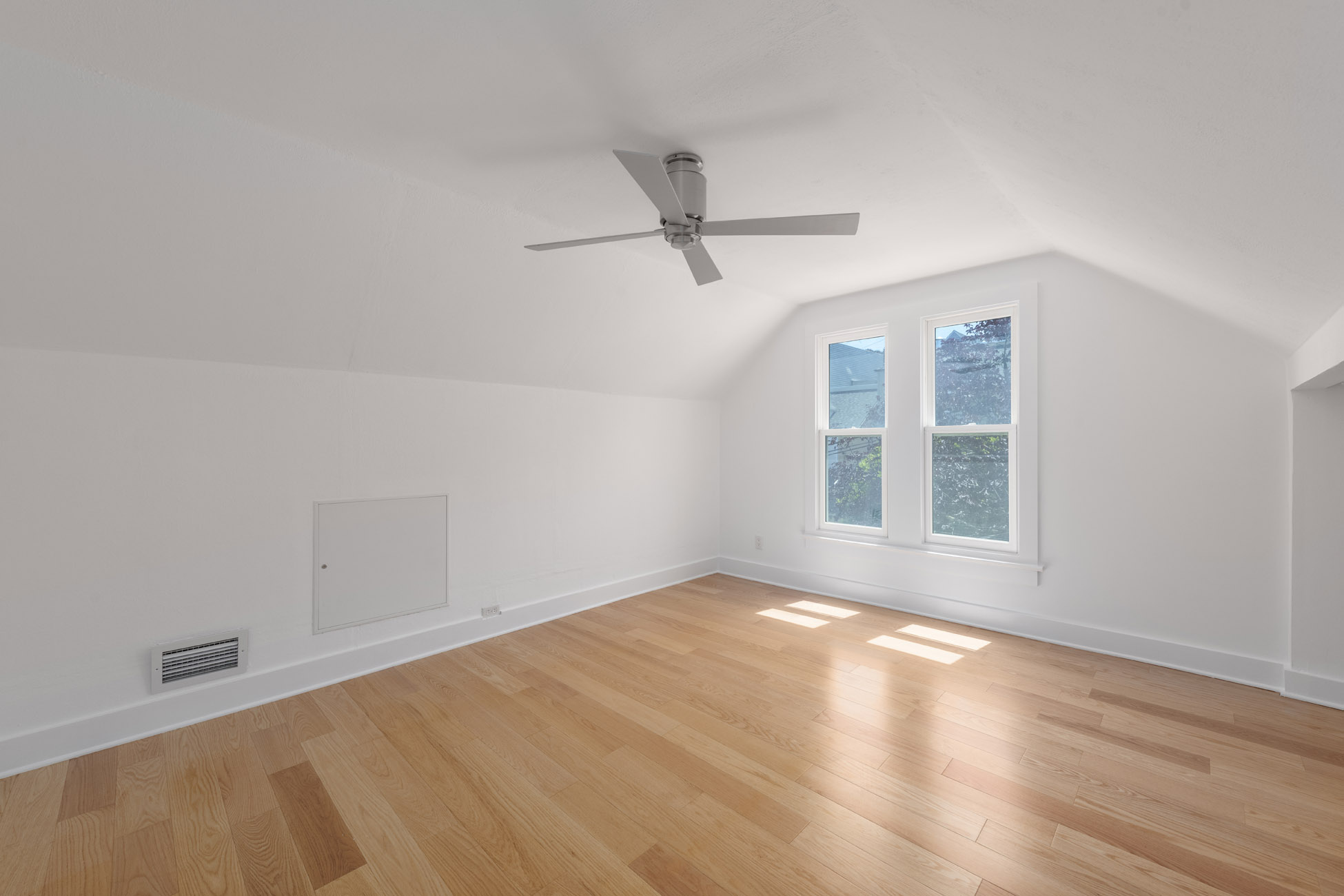 22_upper_bedroom1