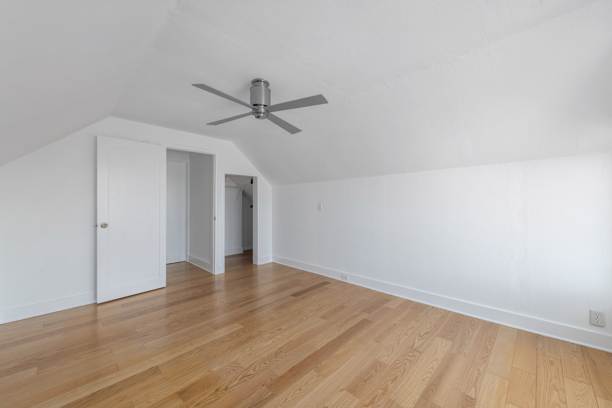 23_upper_bedroom2