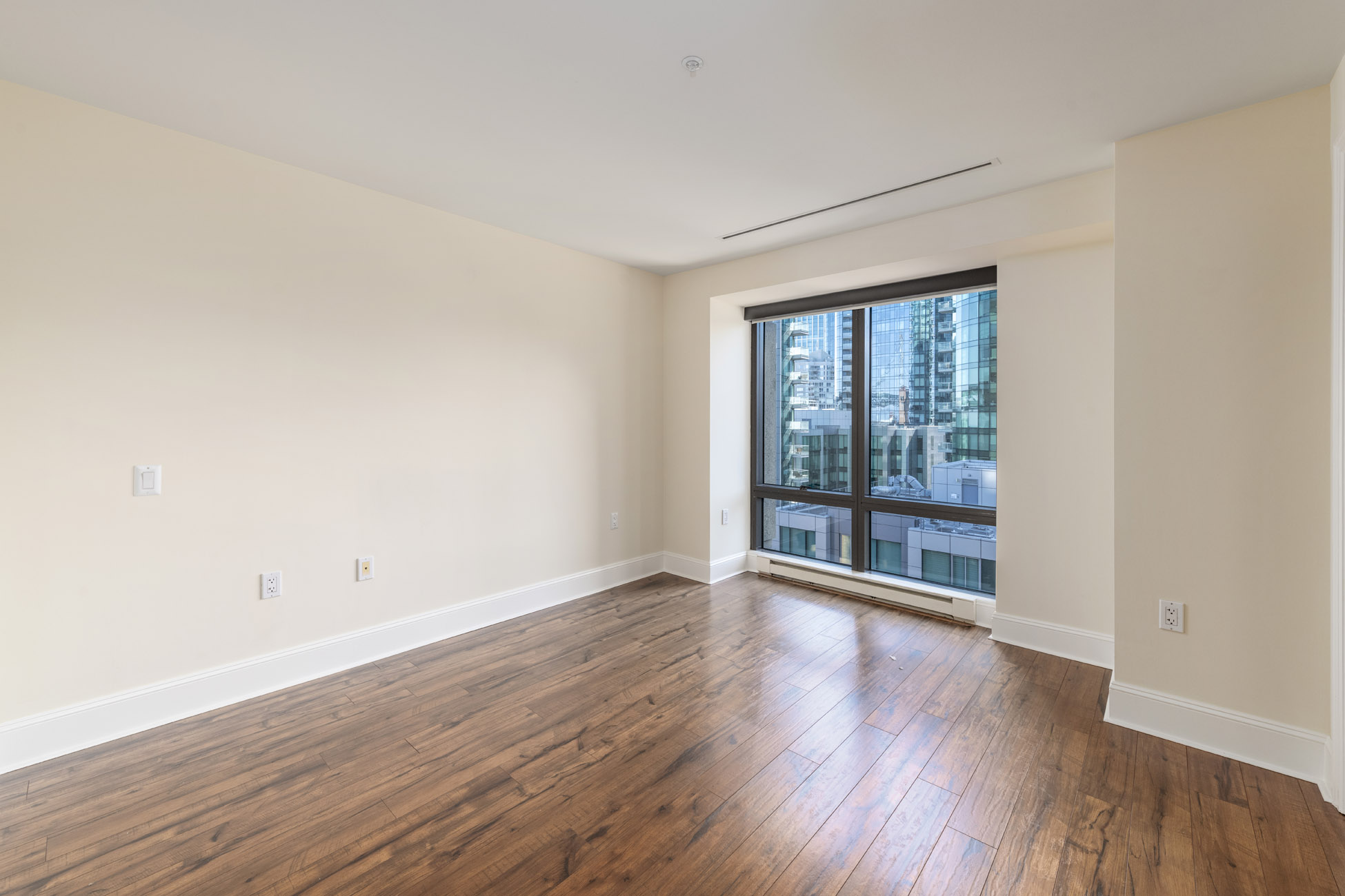 15_primary_bedroom