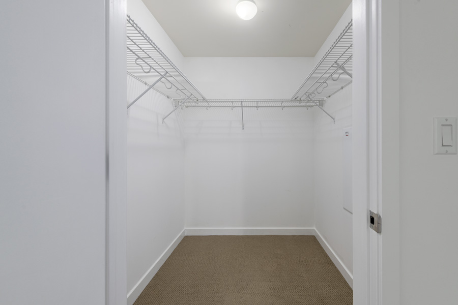 16_walk_in_closet