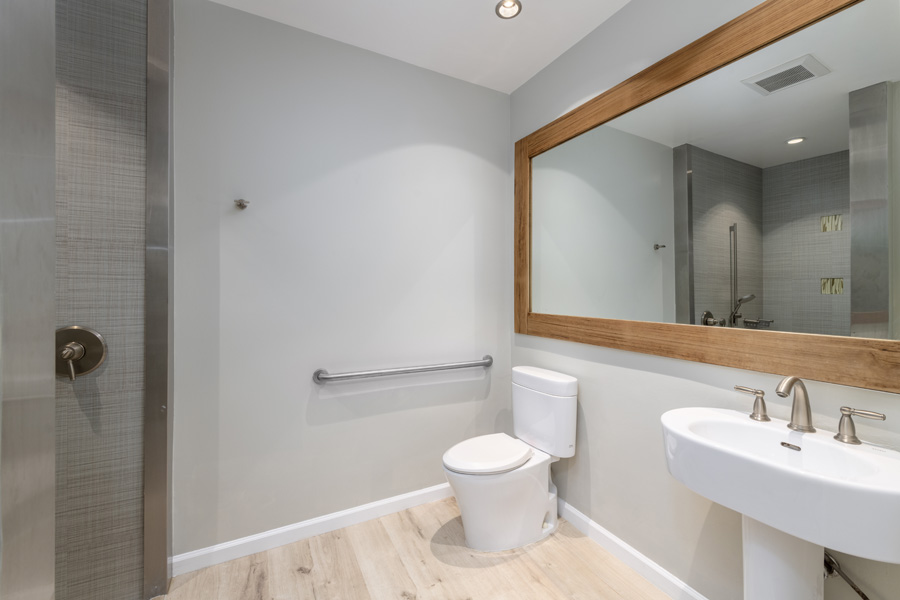 06_hall_bath
