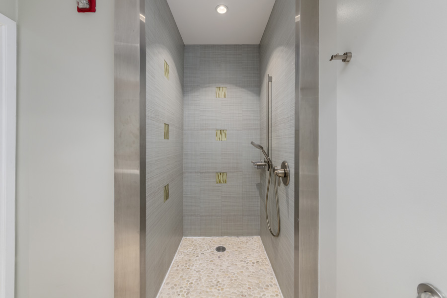 07_hall_bath