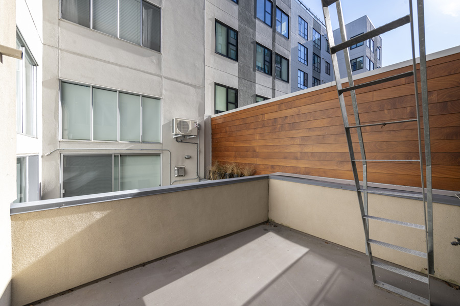 24_private_balcony