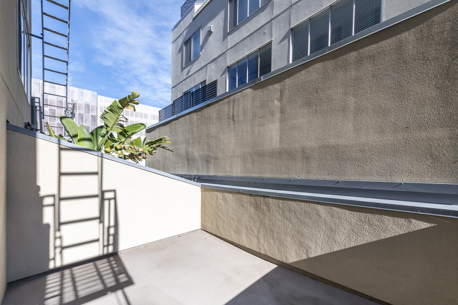 26_livingroom_balcony