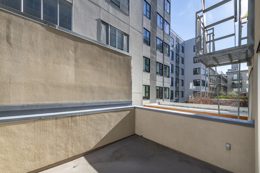 27_livingroom_balcony