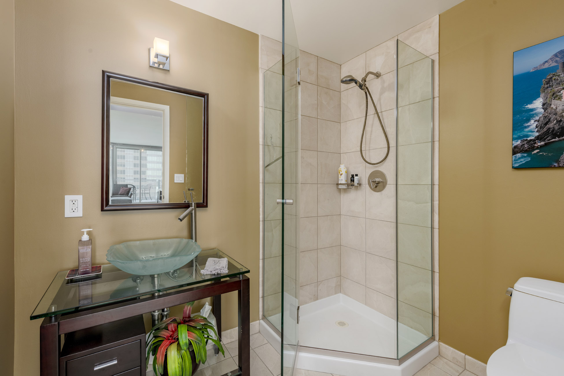 14_hall_bath
