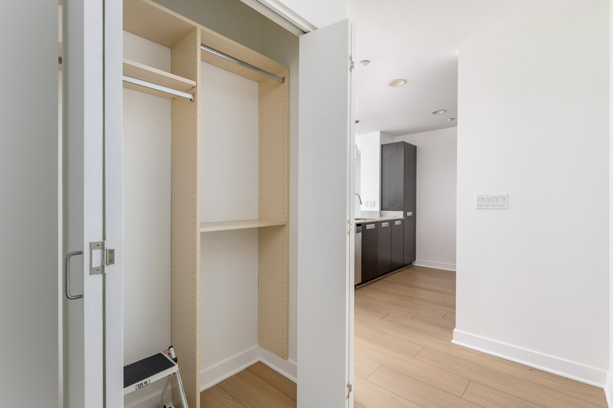 02_foyer_closet