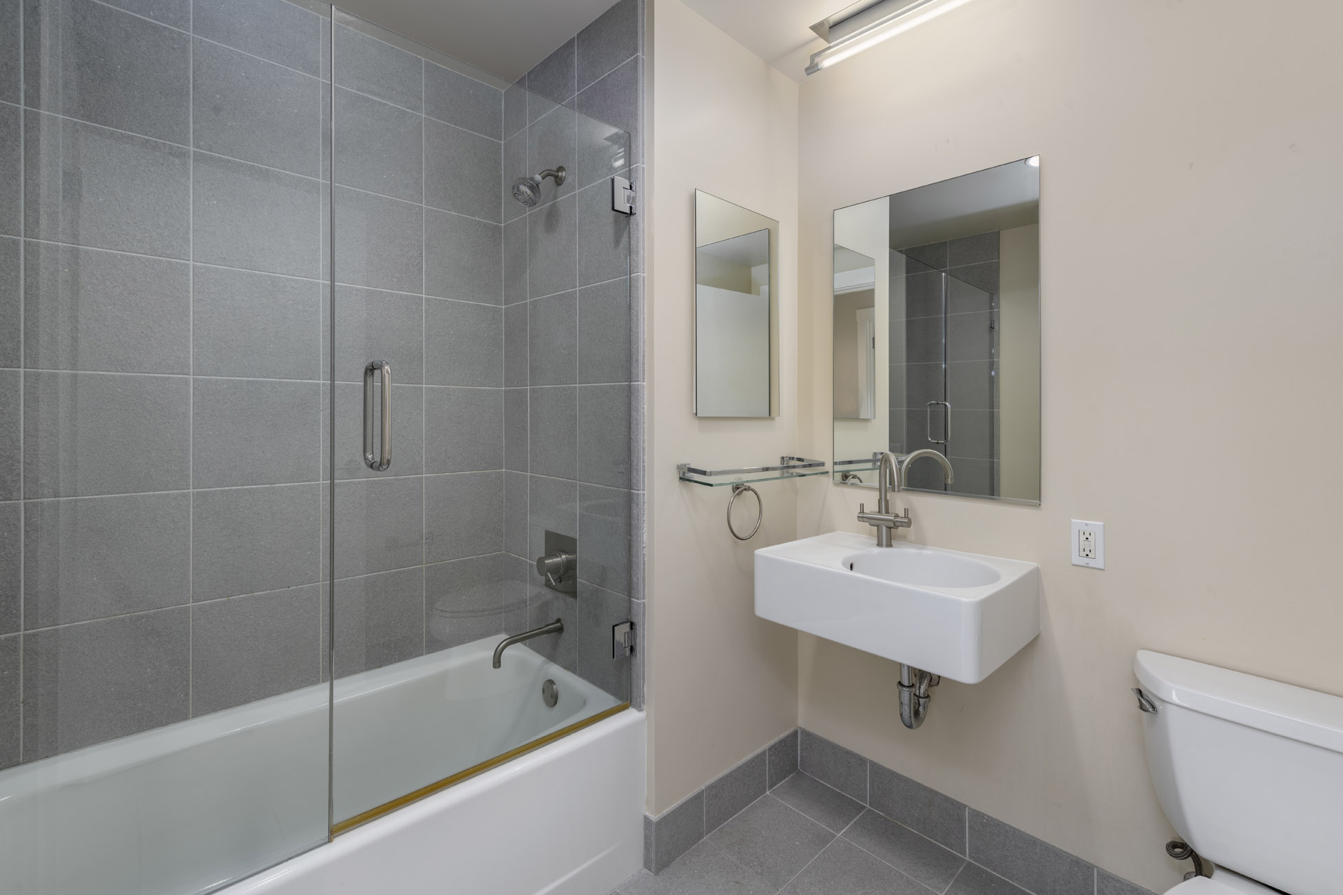 28_hall_bath