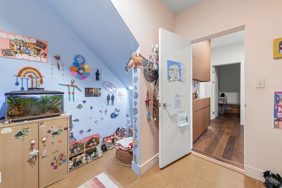 23_bedroom