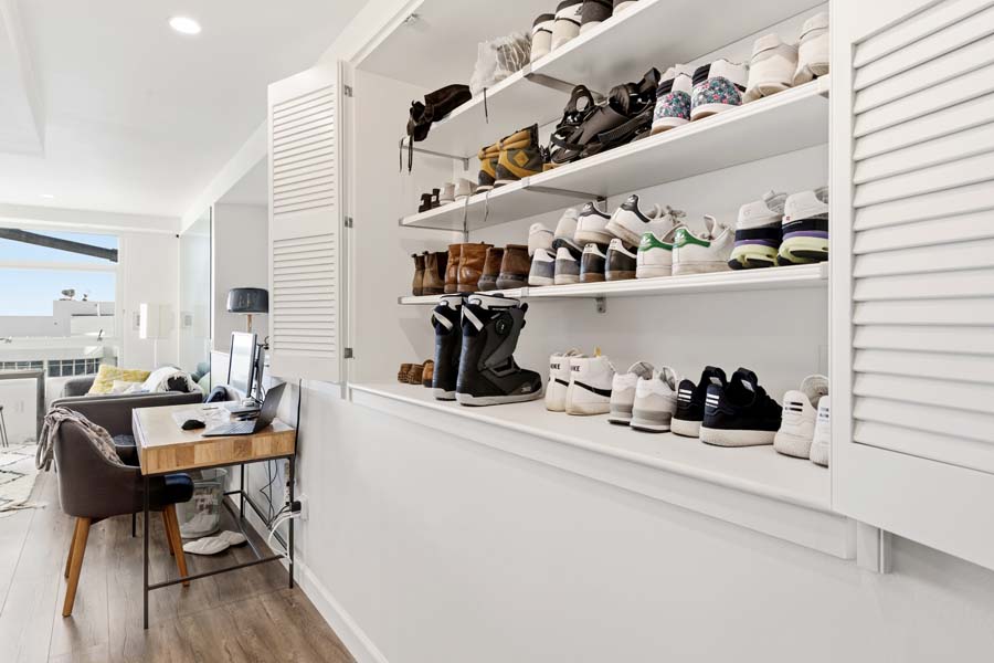08_hall_closet
