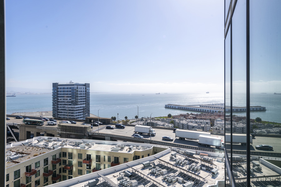 27_view Panoramic bay and city view with waterfront, marina, and surrounding high-rise buildings.